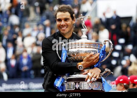 Barcellona, Spagna. 30 apr, 2017. Rafael Nadal (ESP) Tennis : Rafael Nadal di Spagna durante la cerimonia di premiazione dei singles match finale sul Barcelona Open Banc Sabadell torneo di tennis presso il Real Club de tenis de Barcelona a Barcellona Spagna . Credito: Mutsu Kawamori/AFLO/Alamy Live News Foto Stock