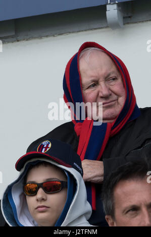 Bologna, Italia. 30 apr, 2017. Bologna tifosi di calcio/calcetto : Italiano 'Serie A' match tra Bologna FC Udinese 4-0 a Stadio Renato Dall'Ara di Bologna, in Italia . Credito: Maurizio Borsari/AFLO/Alamy Live News Foto Stock