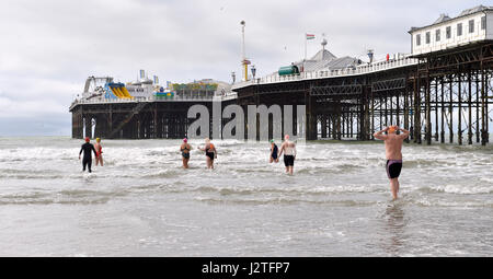 Brighton, Regno Unito. Il 1 maggio, 2017. Nuotatori da Brighton Nuoto Club godono di un inizio di mattina dip sul giorno di maggio Bank Holiday nonostante la fresca breezy meteo . La previsione è per una miscela di sole e di docce a sud della UK Credit: Simon Dack/Alamy Live News Foto Stock