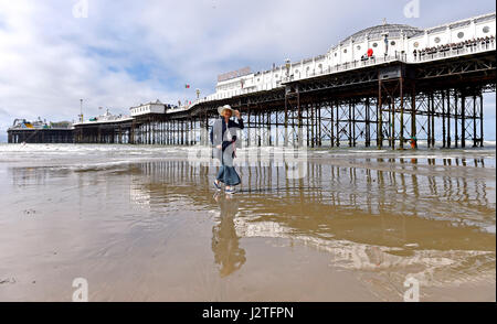 Brighton, Regno Unito. Il 1 maggio, 2017. Gode di una donna la soleggiata ma ventilata meteo a bassa marea sulla spiaggia di Brighton presto questo giorno di maggio Bank Holiday mattina. La previsione è per una miscela di sole e di docce a sud della UK Credit: Simon Dack/Alamy Live News Foto Stock