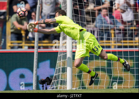 Bologna, Italia. 30 apr, 2017. Antonio Mirante (Bologna) Calcio/Calcetto : Italiano 'Serie A' match tra Bologna FC Udinese 4-0 a Stadio Renato Dall'Ara di Bologna, in Italia . Credito: Maurizio Borsari/AFLO/Alamy Live News Foto Stock