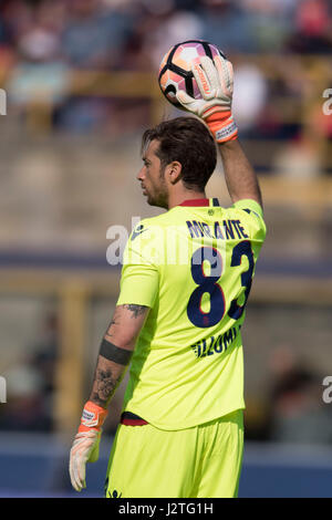 Bologna, Italia. 30 apr, 2017. Antonio Mirante (Bologna) Calcio/Calcetto : Italiano 'Serie A' match tra Bologna FC Udinese 4-0 a Stadio Renato Dall'Ara di Bologna, in Italia . Credito: Maurizio Borsari/AFLO/Alamy Live News Foto Stock