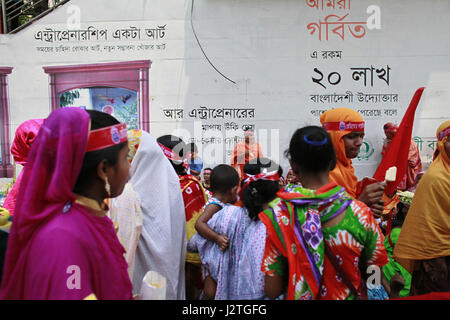 Dacca in Bangladesh. Il 1 maggio, 2017. Gli indumenti del Bangladesh lavoratore riposarsi dopo la fine del giorno di maggio rally a Dhaka, nel Bangladesh, 1 maggio 2017. Credito: Suvra Kanti Das/ZUMA filo/Alamy Live News Foto Stock