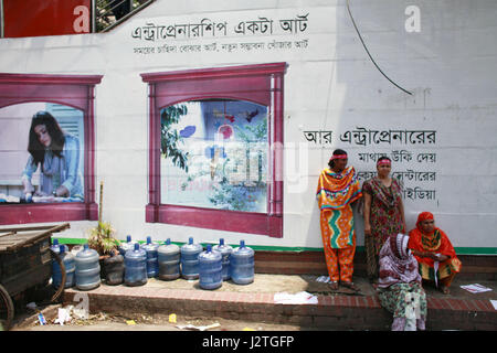 Dacca in Bangladesh. Il 1 maggio, 2017. Gli indumenti del Bangladesh lavoratore riposarsi dopo la fine del giorno di maggio rally a Dhaka, nel Bangladesh, 1 maggio 2017. Credito: Suvra Kanti Das/ZUMA filo/Alamy Live News Foto Stock