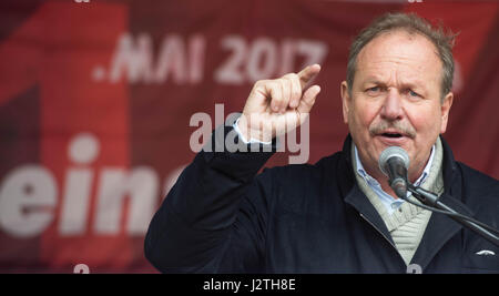 Wuppertal, Germania. 01 Maggio, 2017. Il presidente di unione Verdi Frank Bsirske parlando a una manifestazione il giorno della Festa del Lavoro a Wuppertal, Germania, 01 maggio 2017. Appena due settimane prima delle elezioni regionali, Renania settentrionale-Vestfalia è il sito del maggio rally con diversi sindacati teste e top politici. La loro domanda: esso deve diventare più equa in Germania. Foto: Bernd Thissen/dpa/Alamy Live News Foto Stock