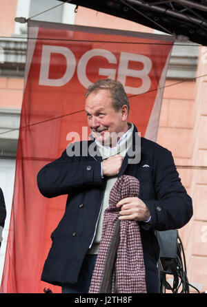 Wuppertal, Germania. 01 Maggio, 2017. Il presidente di unione Verdi, Frank Bsirske, tocchi sul suo petto davanti alla bandiera durante una dimostrazione il giorno della Festa del Lavoro a Wuppertal, Germania, 01 maggio 2017. Appena due settimane prima delle elezioni regionali, Renania settentrionale-Vestfalia è il sito del maggio rally con diversi sindacati teste e top politici. La loro domanda: ci deve essere un approccio più equo in Germania. Foto: Bernd Thissen/dpa/Alamy Live News Foto Stock