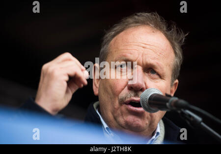 Wuppertal, Germania. 01 Maggio, 2017. Il presidente di unione Verdi, Frank Bsirske, parlando a una manifestazione il giorno della Festa del Lavoro a Wuppertal, Germania, 01 maggio 2017. Appena due settimane prima delle elezioni regionali, Renania settentrionale-Vestfalia è il sito del maggio rally con diversi sindacati teste e top politici. La loro domanda: ci deve essere un approccio più equo in Germania. Foto: Bernd Thissen/dpa/Alamy Live News Foto Stock