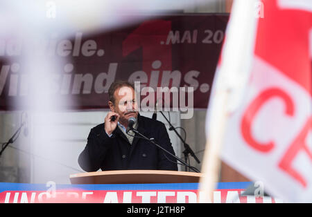 Wuppertal, Germania. 01 Maggio, 2017. Il presidente di unione Verdi, Frank Bsirske, parlando a una manifestazione il giorno della Festa del Lavoro a Wuppertal, Germania, 01 maggio 2017. Appena due settimane prima delle elezioni regionali, Renania settentrionale-Vestfalia è il sito del maggio rally con diversi sindacati teste e top politici. La loro domanda: ci deve essere un approccio più equo in Germania. Foto: Bernd Thissen/dpa/Alamy Live News Foto Stock