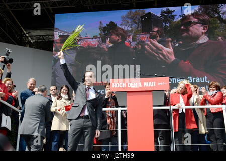 Vienna, Austria. 1st maggio, 2017. Il tradizionale maggio della SPÖ Vienna si terrà il giorno dei lavori sotto il motto "libertà, uguaglianza, giustizia, solidarietà”. A immagine del Cancelliere federale Christian Kern davanti. Credit: Franz PERC/Alamy Live News Foto Stock