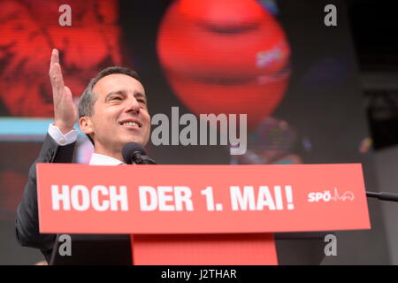 Vienna, Austria. 1st maggio, 2017. Il tradizionale maggio della SPÖ Vienna si terrà il giorno dei lavori sotto il motto "libertà, uguaglianza, giustizia, solidarietà”. Nell'immagine il Cancelliere federale Christian Kern Credit: Franz PERC/Alamy Live News Foto Stock