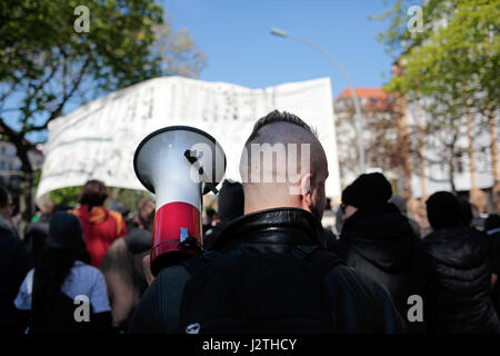 Berlino, Germania. 30 apr, 2017. Simon Becker/Le Pictorium - anti-capitalista protestare 'organizzare!" - 30/04/2017 - Germania/Berlino/Berlino - alla vigilia del giorno di maggio, gruppi di sinistra e simpatizzanti protestare contro il capitalismo, il razzismo e le politiche di affitto nel quartiere Wedding di Berlino Foto Stock