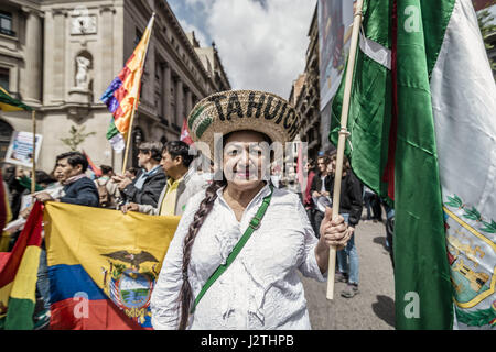 Barcellona, in Catalogna, Spagna. Il 1 maggio, 2017. Un dimostratore con la sua bandiera Mexivan e hat marche attraverso la città di Barcellona nel corso di una manifestazione organizzata dal sindaco sindacati CC.OO e UGT, per protestare contro la troika , le misure di austerità e il governo sotto lo slogan del primo maggio. Credito: Matthias Oesterle/ZUMA filo/Alamy Live News Foto Stock