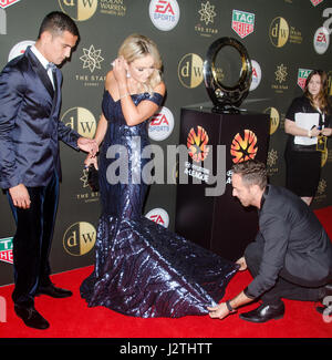 Sydney, Australia. Il 1 maggio, 2017. Stilista di moda e designer Donny Galella visto lo stile di lavoro sul tappeto rosso come vip, celebrità e star dello sport arriva al Dolan Warren A/W League Awards a Sydney, in Australia. Credito: Pics triangolare / Alamy Live News Foto Stock