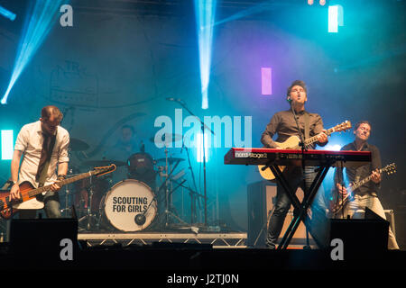 Teddy rocce, Dorset, Regno Unito. 30 apr, 2017. Scouting per ragazze headline il giorno 3 di Teddy rocce festival Credito: stuart walker/ Alamy Live News Foto Stock