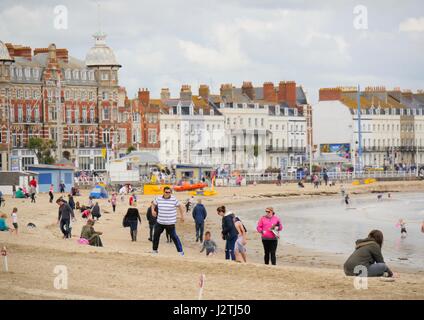 Weymouth Dorset, Regno Unito. Il 1 maggio 2017. I vacanzieri rendono la maggior parte della bank holiday e testa a Weymouth Harbour e godere di belle magie di sole e nuvole drammatico con una temperatura di 13°C. Credito: DTNews/Alamy Live Foto Stock