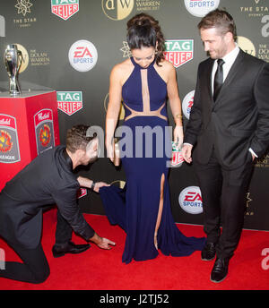 Sydney, Australia. Il 1 maggio, 2017. Stilista di moda e designer Donny Galella visto lo stile di lavoro sul tappeto rosso come vip, celebrità e star dello sport arriva al Dolan Warren A/W League Awards a Sydney, in Australia. Credito: Pics triangolare / Alamy Live News Foto Stock