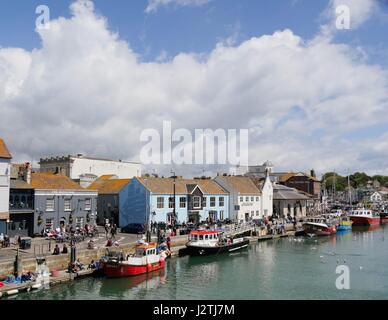 Weymouth Dorset, Regno Unito. Il 1 maggio 2017. I vacanzieri rendono la maggior parte della banca vacanze1y e la testa di Weymouth Harbour e godere di belle magie di sole e nuvole drammatico con una temperatura di 13°C. Credito: Dan Tucker/Alamy Live News Foto Stock