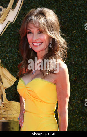 Pasadena, California, Stati Uniti d'America. 30 apr, 2017. Susan Lucci al 44th giorno Emmy Awards - Gli arrivi a Pasadena Civic Auditorium di Aprile 30, 2017 a Pasadena, CA Credito: Kathy Hutchins/via filo di ZUMA ZUMA/filo/Alamy Live News Foto Stock