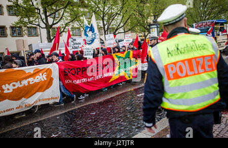 Stuttgart, Germania. 01 Maggio, 2017. Di sinistra i manifestanti marzo attraverso il centro di Stoccarda, Germania durante un giorno di maggio di dimostrazione, 01 maggio 2017. Foto: Christoph Schmidt/dpa/Alamy Live News Foto Stock