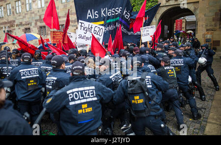 Stuttgart, Germania. 01 Maggio, 2017. dpatop - di sinistra i manifestanti si scontrano con la polizia unità in un giorno di maggio manifestazione a Stoccarda, Germania, 01 maggio 2017. Foto: Christoph Schmidt/dpa/Alamy Live News Foto Stock