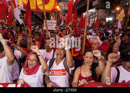 Manila Metro Manila, Filippine. Il 1 maggio, 2017. I gruppi di lavoro e gli attivisti ha organizzato una giornata di lavoro programma a Lawton, Manila prima di procedere al ponte Mendiola vicino al palazzo presidenziale, Malacanang. I manifestanti hanno chiesto per la soppressione di posti di lavoro la contrattualizzazione, meglio i benefici e la sicurezza del posto di lavoro. Credito: J Gerard Seguia/ZUMA filo/Alamy Live News Foto Stock