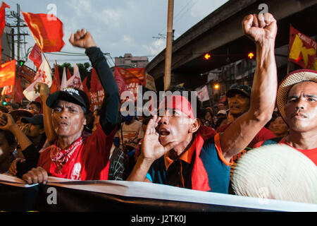 Manila Metro Manila, Filippine. Il 1 maggio, 2017. I gruppi di lavoro e gli attivisti ha organizzato una giornata di lavoro programma a Lawton, Manila prima di procedere al ponte Mendiola vicino al palazzo presidenziale, Malacanang. I manifestanti hanno chiesto per la soppressione di posti di lavoro la contrattualizzazione, meglio i benefici e la sicurezza del posto di lavoro. Credito: J Gerard Seguia/ZUMA filo/Alamy Live News Foto Stock