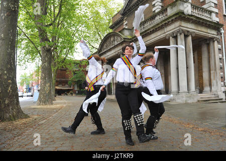 Islington, London, Regno Unito. Il 1 maggio, 2017. Su un leggermente umido giorno, Nuovo Esperance Morris Dance fuori la chiesa di Saint Mary a Islington, London, Regno Unito per celebrare il giorno di maggio. Questo rito è specchiata attraverso il Regno Unito come il 1 maggio, Morris ballerini si riuniscono per celebrare il primo giorno di estate da ballare. La tradizione di ballare il primo giorno di estate risale al periodo pre-Cristiano e tempi pagani e quando Morris la danza è diventata una classe operaia tradizione, nel tardo XVI secolo, giorno di maggio è diventato una parte di nucleo della loro calendario. Credito: Michael Preston/Alamy Live News Foto Stock