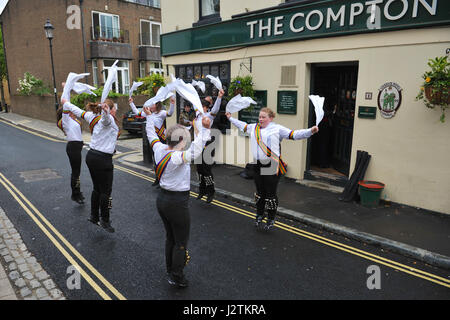 Islington, London, Regno Unito. Il 1 maggio, 2017. Su un leggermente umido giorno, Nuovo Esperance Morris Dance fuori il Compton Arms Pub a Islington, London, Regno Unito per celebrare il giorno di maggio. Questo rito è specchiata attraverso il Regno Unito come il 1 maggio, Morris ballerini si riuniscono per celebrare il primo giorno di estate da ballare. La tradizione di ballare il primo giorno di estate risale al periodo pre-Cristiano e tempi pagani e quando Morris la danza è diventata una classe operaia tradizione, nel tardo XVI secolo, giorno di maggio è diventato una parte di nucleo della loro calendario. Credito: Michael Preston/Alamy Live News Foto Stock