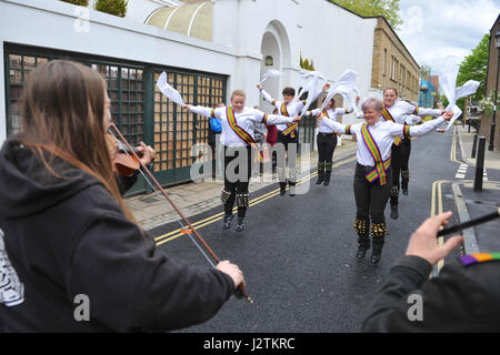 Islington, London, Regno Unito. Il 1 maggio, 2017. Su un leggermente umido giorno, Nuovo Esperance Morris Dance fuori il Compton Arms Pub a Islington, London, Regno Unito per celebrare il giorno di maggio. Questo rito è specchiata attraverso il Regno Unito come il 1 maggio, Morris ballerini si riuniscono per celebrare il primo giorno di estate da ballare. La tradizione di ballare il primo giorno di estate risale al periodo pre-Cristiano e tempi pagani e quando Morris la danza è diventata una classe operaia tradizione, nel tardo XVI secolo, giorno di maggio è diventato una parte di nucleo della loro calendario. Credito: Michael Preston/Alamy Live News Foto Stock