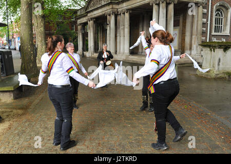 Islington, London, Regno Unito. Il 1 maggio, 2017. Su un leggermente umido giorno, Nuovo Esperance Morris Dance fuori la chiesa di Saint Mary a Islington, London, Regno Unito per celebrare il giorno di maggio. Questo rito è specchiata attraverso il Regno Unito come il 1 maggio, Morris ballerini si riuniscono per celebrare il primo giorno di estate da ballare. La tradizione di ballare il primo giorno di estate risale al periodo pre-Cristiano e tempi pagani e quando Morris la danza è diventata una classe operaia tradizione, nel tardo XVI secolo, giorno di maggio è diventato una parte di nucleo della loro calendario. Credito: Michael Preston/Alamy Live News Foto Stock