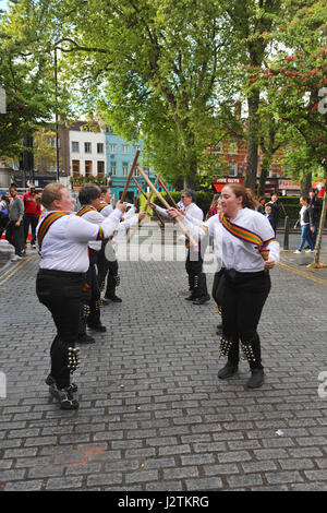 Islington, London, Regno Unito. Il 1 maggio, 2017. Su un leggermente umido giorno, Nuovo Esperance Morris Dance al di fuori della testa di Camden Pub di Islington, London, Regno Unito per celebrare il giorno di maggio. Questo rito è specchiata attraverso il Regno Unito come il 1 maggio, Morris ballerini si riuniscono per celebrare il primo giorno di estate da ballare. La tradizione di ballare il primo giorno di estate risale al periodo pre-Cristiano e tempi pagani e quando Morris la danza è diventata una classe operaia tradizione, nel tardo XVI secolo, giorno di maggio è diventato una parte di nucleo della loro calendario. Credito: Michael Preston/Alamy Live News Foto Stock