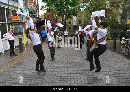 Islington, London, Regno Unito. Il 1 maggio, 2017. Su un leggermente umido giorno, Nuovo Esperance Morris Dance al di fuori della testa di Camden Pub di Islington, London, Regno Unito per celebrare il giorno di maggio. Questo rito è specchiata attraverso il Regno Unito come il 1 maggio, Morris ballerini si riuniscono per celebrare il primo giorno di estate da ballare. La tradizione di ballare il primo giorno di estate risale al periodo pre-Cristiano e tempi pagani e quando Morris la danza è diventata una classe operaia tradizione, nel tardo XVI secolo, giorno di maggio è diventato una parte di nucleo della loro calendario. Credito: Michael Preston/Alamy Live News Foto Stock