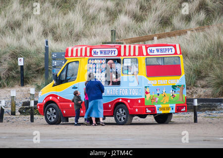 Ynyslas beach, Galles Ceredigion REGNO UNITO, Maggio Bank Holiday Lunedì, 01 maggio 2017 Acquisto di gelato da un furgone in un caldo fine Maggio Bank Holiday pomeriggio in spiaggia a Ynyslas riserva naturale, sulla Dyfi Estuary, a poche miglia a nord di Aberystwyth su Cardigan Bay costa di West Wales UK Photo credit: Keith Morris / Alamy Live News Foto Stock