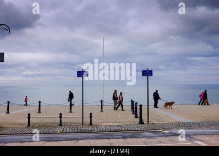 Aberystwyth, Wales, Regno Unito. Rainclouds raccogliere oltre la città balneare di Aberystwyth sulla primavera lunedì festivo Credito: Alan Hale/Alamy Live News Foto Stock