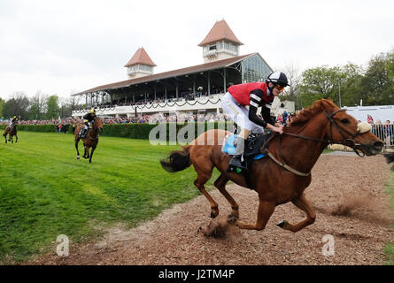 Leipzig, Germania. 01 Maggio, 2017. Cavalli al galoppo la Scheibenholz racecourse a Leipzig, Germania, 01 maggio 2017. 20.000 visitatori sono attesi alla prova tradizionale galoppo, in cui 49 cavalli hanno preso parte. L'ippodromo fu costruito nel 1867 e diventerà 150 anni quest'anno. Foto: Sebastian Willnow/dpa-Zentralbild/dpa/Alamy Live News Foto Stock