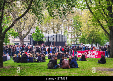 Kreuzberg di Berlino, Germania, 1 maggio, 2017. Giorno di maggio, la festa dei lavoratori o il giorno della festa dei lavoratori viene celebrata il 1 maggio ed è un giorno festivo in Germania. A Berlino la più grande festa del lavoro feste prendere posto nella zona di Kreuzberg. Le strade sono chiuse, titolari di stallo lungo le strade di vendita alimentari, bande play, e dj intrattengono il pubblico. Attivisti politici sono disegnati a caso e vi è una grande presenza di polizia. La gente della campagna per i diritti dei lavoratori in questo giorno e possono partecipare alle marche o rally. © Eden Breitz/Live Alamy News Foto Stock