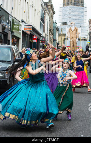 Liverpool (UK), 1st.Maggio 2017: Mayday sfilano per le strade di Liverpool ha portato dalla locale compagnia di ballo Movema e locale banda tamburo Katumba. Credito: Dave Ellison/Alamy Live News Foto Stock