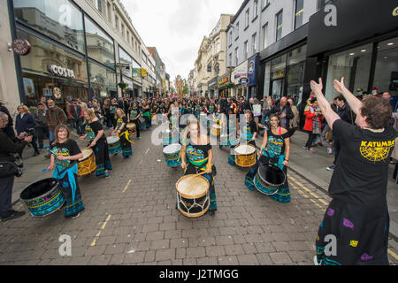 Liverpool (UK), 1st.Maggio 2017: Mayday sfilano per le strade di Liverpool ha portato dalla locale compagnia di ballo Movema e locale banda tamburo Katumba. Credito: Dave Ellison/Alamy Live News Foto Stock