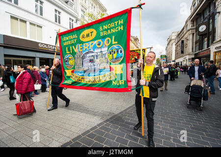 Liverpool (UK), 1st.Maggio 2017: Mayday sfilano per le strade di Liverpool ha portato dalla locale compagnia di ballo Movema e locale banda tamburo Katumba. Credito: Dave Ellison/Alamy Live News Foto Stock