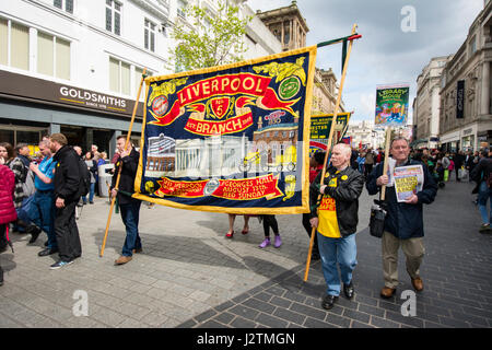 Liverpool (UK), 1st.Maggio 2017: Mayday sfilano per le strade di Liverpool ha portato dalla locale compagnia di ballo Movema e locale banda tamburo Katumba. Credito: Dave Ellison/Alamy Live News Foto Stock