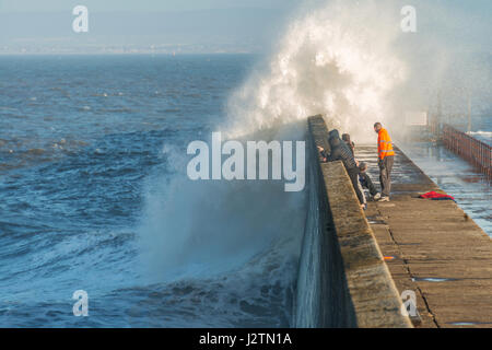 Hartlepool, Cleveland, Regno Unito. Il 1 maggio, 2017. Daytrippers godere di alto mare ad alta marea sul promontorio di Hartlepool su lunedì festivo Credit Robert Smith/AlamyLiveNews Foto Stock