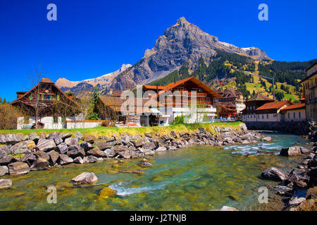 KANDERSTEGG, Svizzera - Aprile 2017 - colorate case di legno con fiori in Kandersteg village, Canton Berna, Svizzera, Europa. Foto Stock