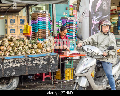 Yilan, Taiwan - 18 Ottobre 2016: un cavalletto con ananassi freschi su un autocarro Foto Stock