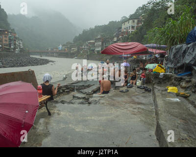 Wulai, Taiwan - Ottobre 09, 2016: piscine pubbliche con acqua da sorgenti di acqua calda Foto Stock