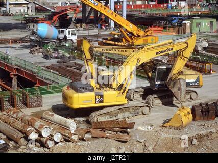 KAOHSIUNG, Taiwan - 31 Maggio 2014: costruzione principale è di continuare sul sistema di Ferrovia Leggera di fuori della principale stazione ferroviaria della città di Kaohsiung. Foto Stock