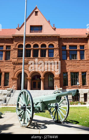 SANTA ANA CA - 30 Aprile 2017: Il vecchio Orange County Courthouse Landmarkwith storico cannone. L'edificio si trova sul registro nazionale storico di Pl Foto Stock