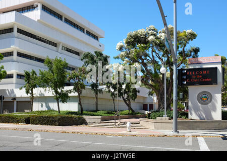 SANTA ANA CA - 30 Aprile 2017: Orange County Civic Center Plaza. Marquee e Robert E. Thomas Hall di somministrazione. Foto Stock