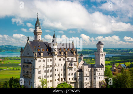 Neuschwanstein, incantevole paesaggio autunnale Foto panoramica del castello da favola vicino a Monaco di Baviera, Germania Foto Stock