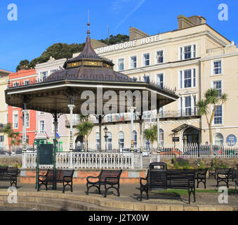 Commodore Hotel e palco per spettacoli, Cobh, nella contea di Cork, Irlanda, Repubblica Irlandese Foto Stock