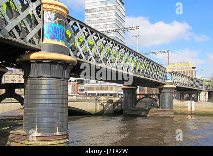 Loopline rail bridge o Liffey viadotto spanning fiume da Pearse stazione ferroviaria, Dublino, Irlanda costruito 1891 progettato da John Chaloner Smith Foto Stock